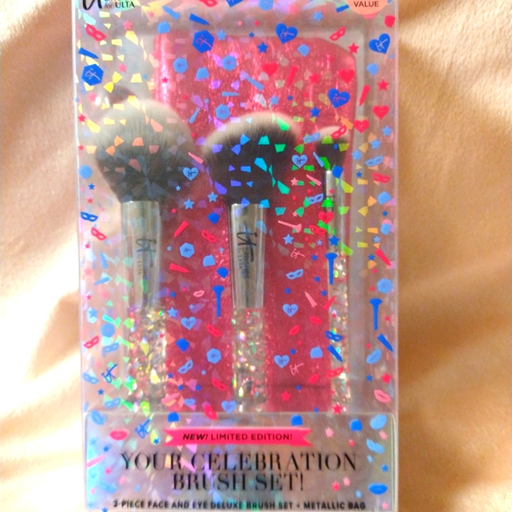It! Limited Edition "Your Celebration" Brush set w/ storage bag.